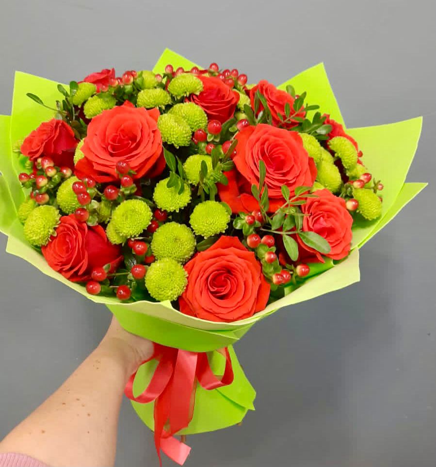 Букет цветов из: Хризантемы и Розы в Искре