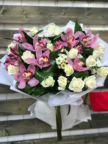 Букет цветов из: Розы и Хризантемы в Искре