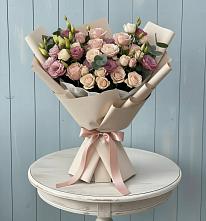 Букет цветов из:  Розы и Лизиантусы в Искре