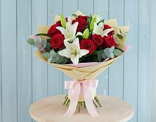 Букет цветов из:  Лилии и Розы в Искре