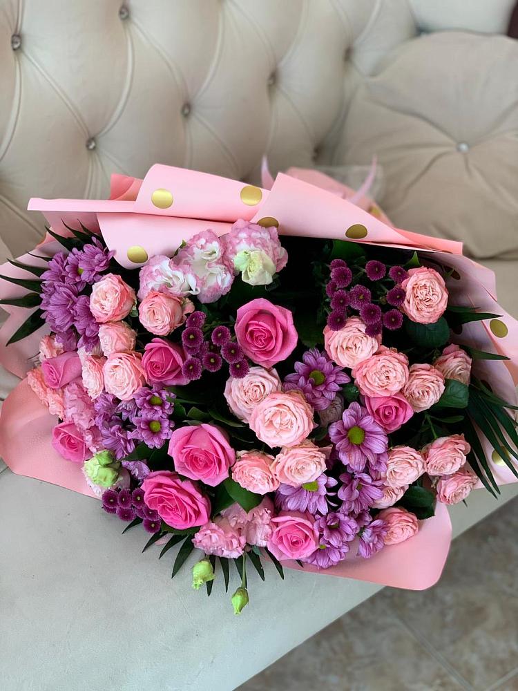 Букет цветов из: Хризантемы, Розы и Лизиантусы в Искре