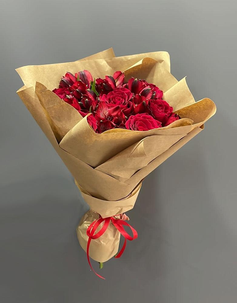 Букет цветов из: Альстромерии и Розы в Искре