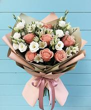 Букет цветов из:  Розы, Альстромерии и Лизиантусы в Искре