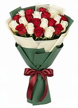 Букет Микс из красных и белых роз в Искре