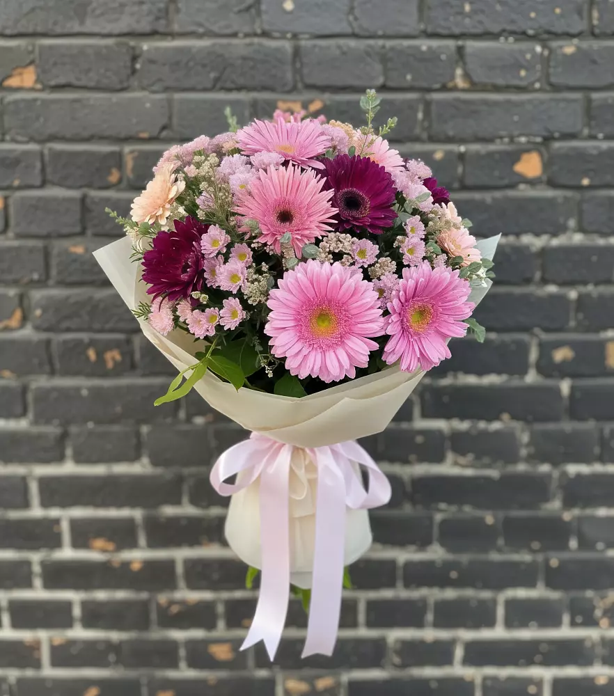Букет цветов из: Герберы и Хризантемы в Искре