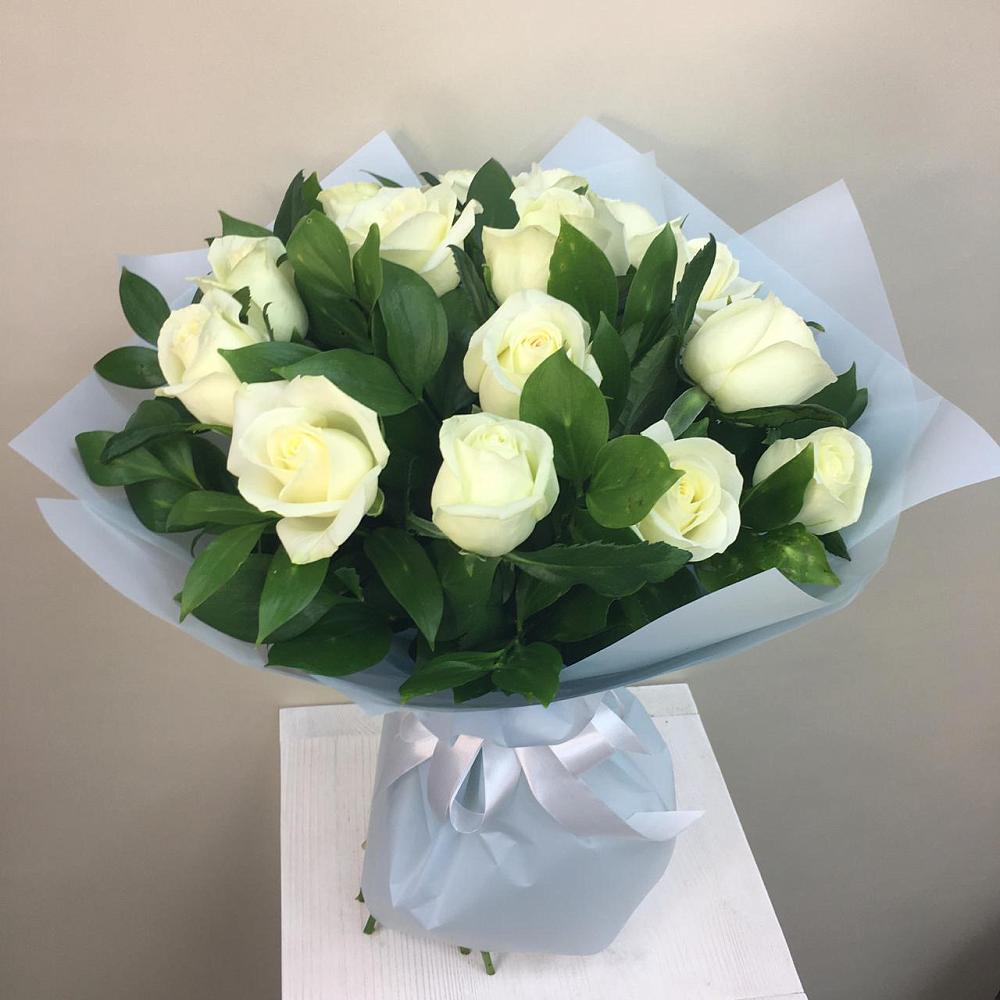 Букет 15 Белых роз Проуд в Искре