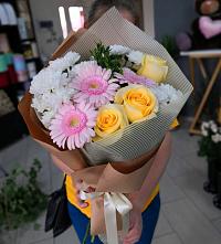 Букет цветов из:  Герберы, Розы и Хризантемы в Искре