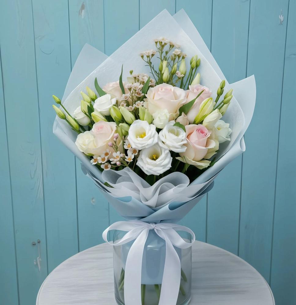 Букет цветов из: Розы и Лизиантусы в Искре