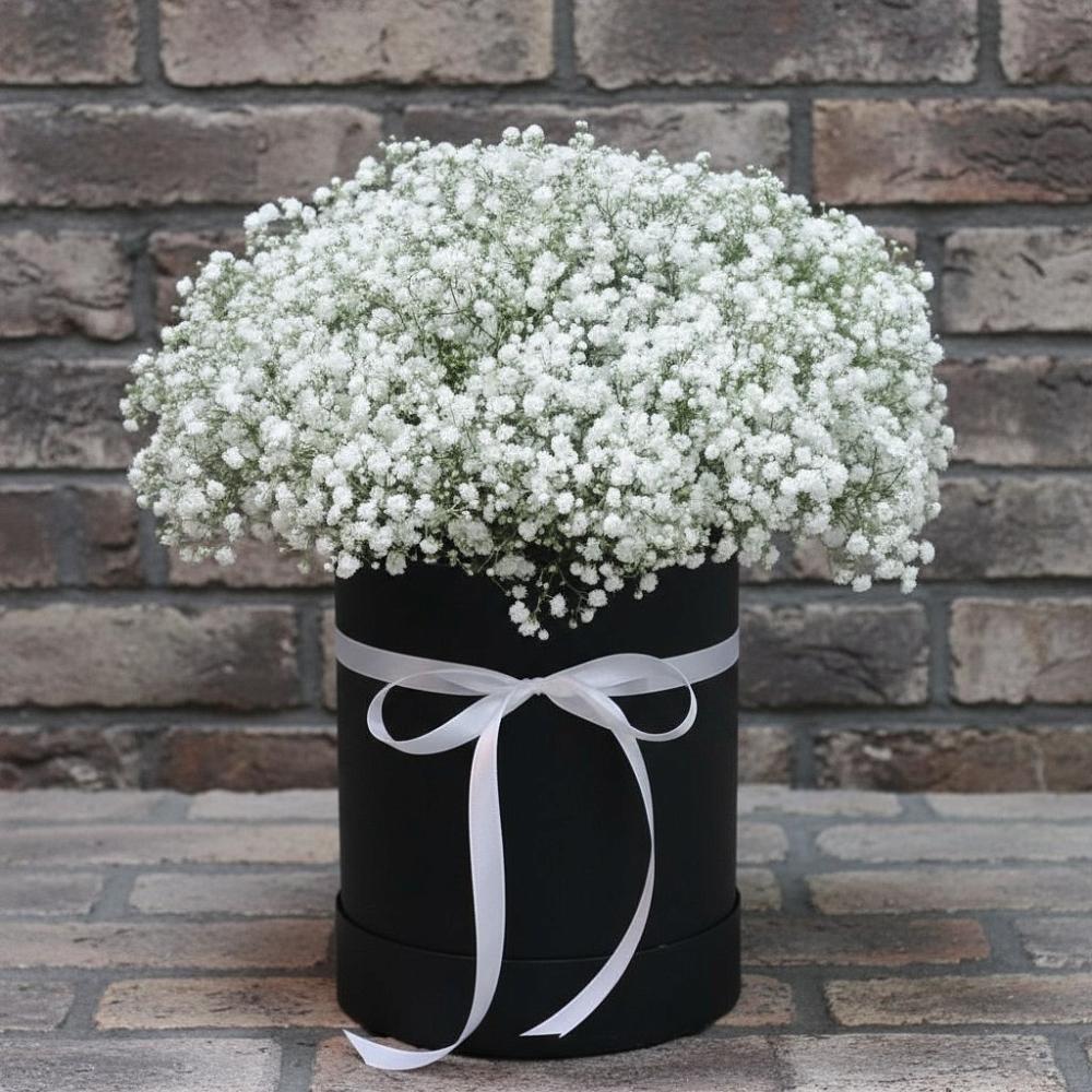 Цветочная композиция из Гипсофила в шляпной коробке в Искре