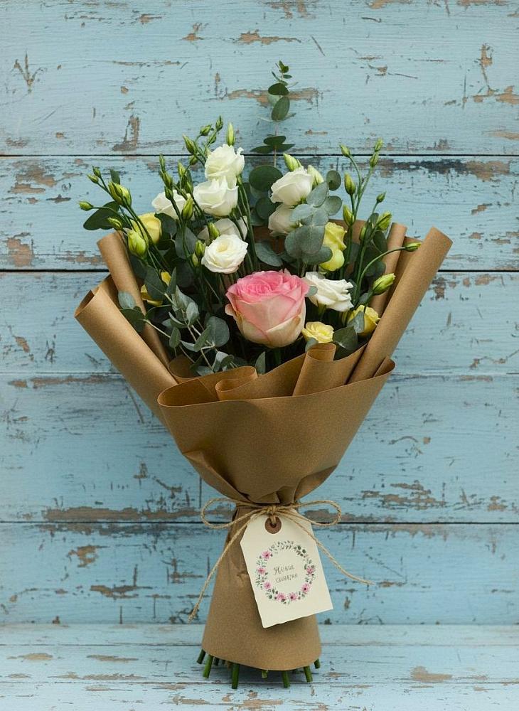 Букет цветов из: Розы и Лизиантусы в Искре