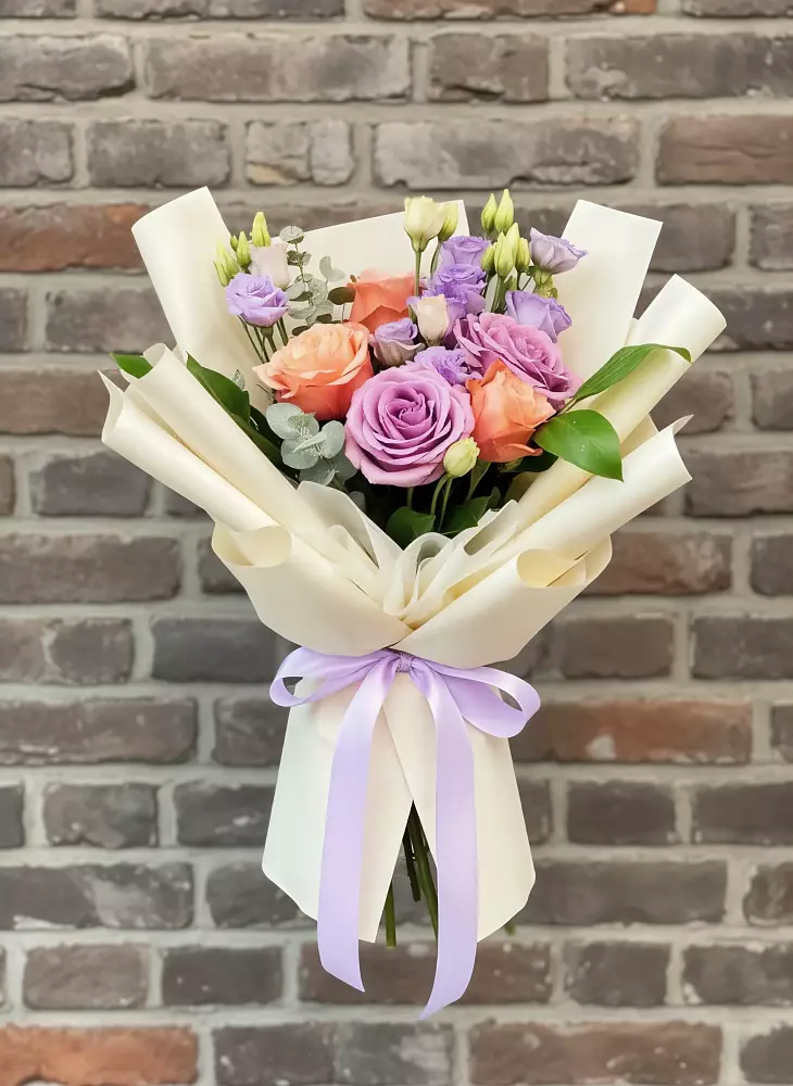 Букет цветов из: Лизиантусы и Розы в Искре