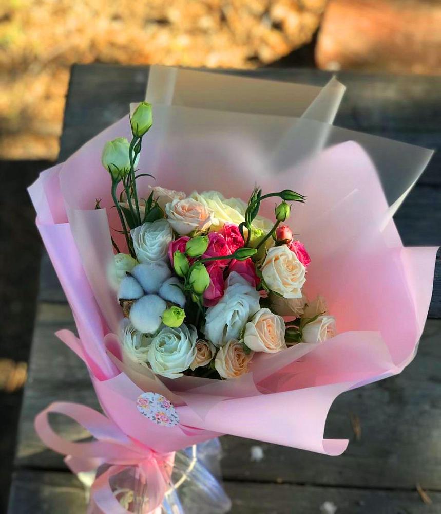 Букет цветов из: Розы и Лизиантусы в Искре