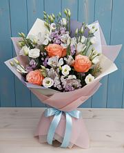 Букет цветов из:  Лизиантусы, Розы, Альстромерии и Гипсофила в Искре