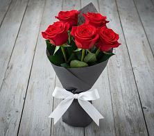 Букет 5 Красных роз Эдлесс Лав в Искре