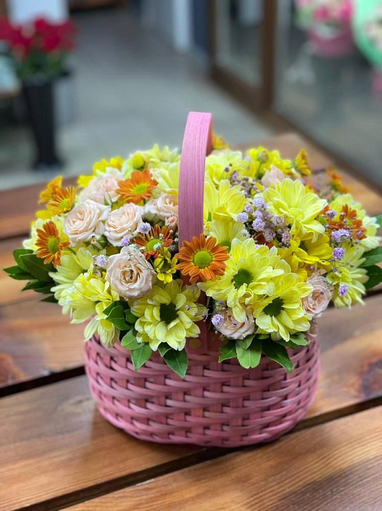 Цветочная композиция из Хризантемы и Розы в корзине в Искре