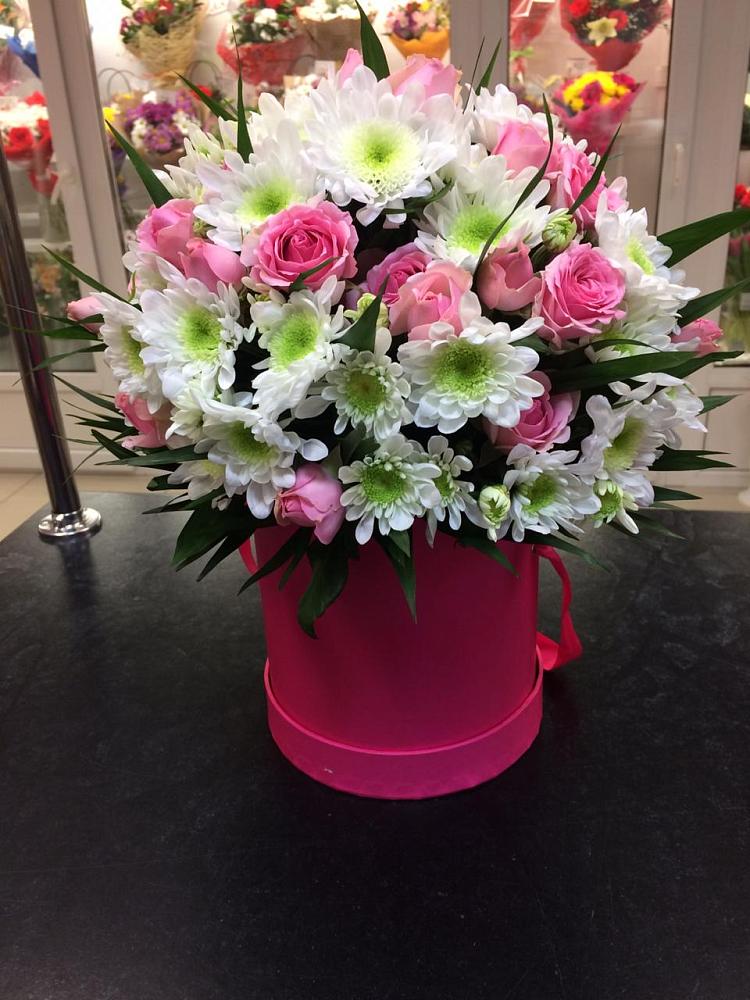 Цветочная композиция из Розы и Хризантемы в шляпной коробке в Искре