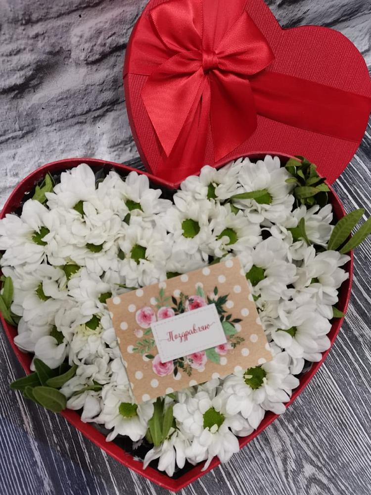 Цветочная композиция из Хризантемы в виде сердца в Искре