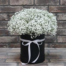Цветочная композиция из Гипсофила в шляпной коробке в Искре