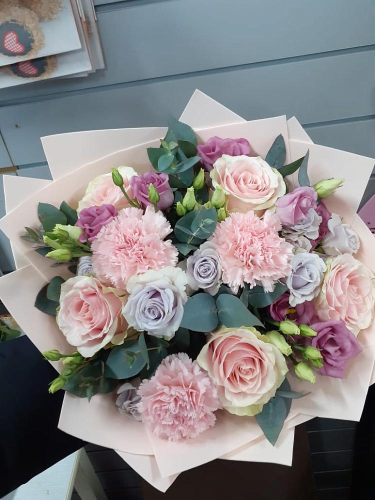 Букет цветов из: Розы, Гвоздики и Лизиантусы в Искре