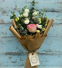 Букет цветов из:  Розы и Лизиантусы в Искре