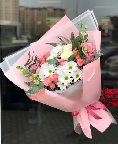 Букет цветов из: Розы, Лизиантусы и Хризантемы в Искре