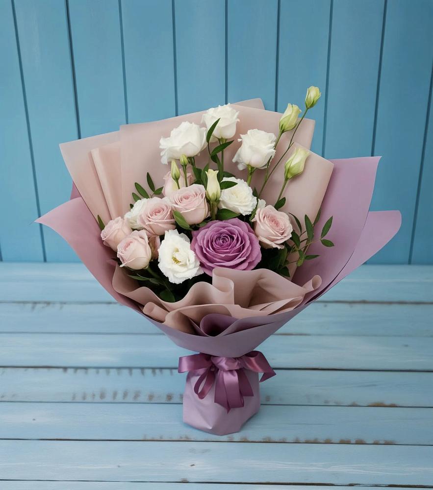 Букет цветов из: Розы и Лизиантусы в Искре